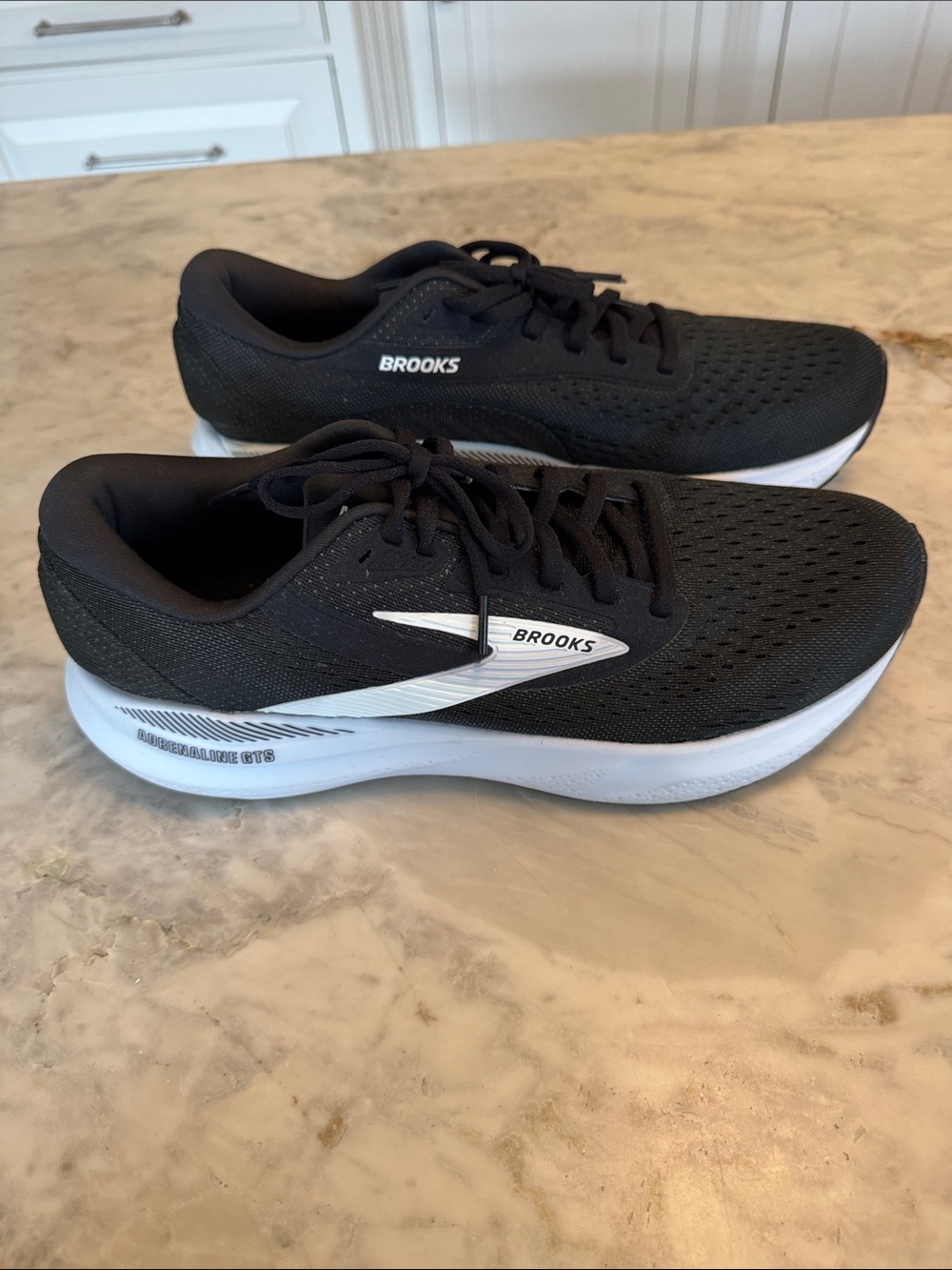 Brooks Adrenaline GTS Black & White Men's Athletic Running Shoes Sz. 10